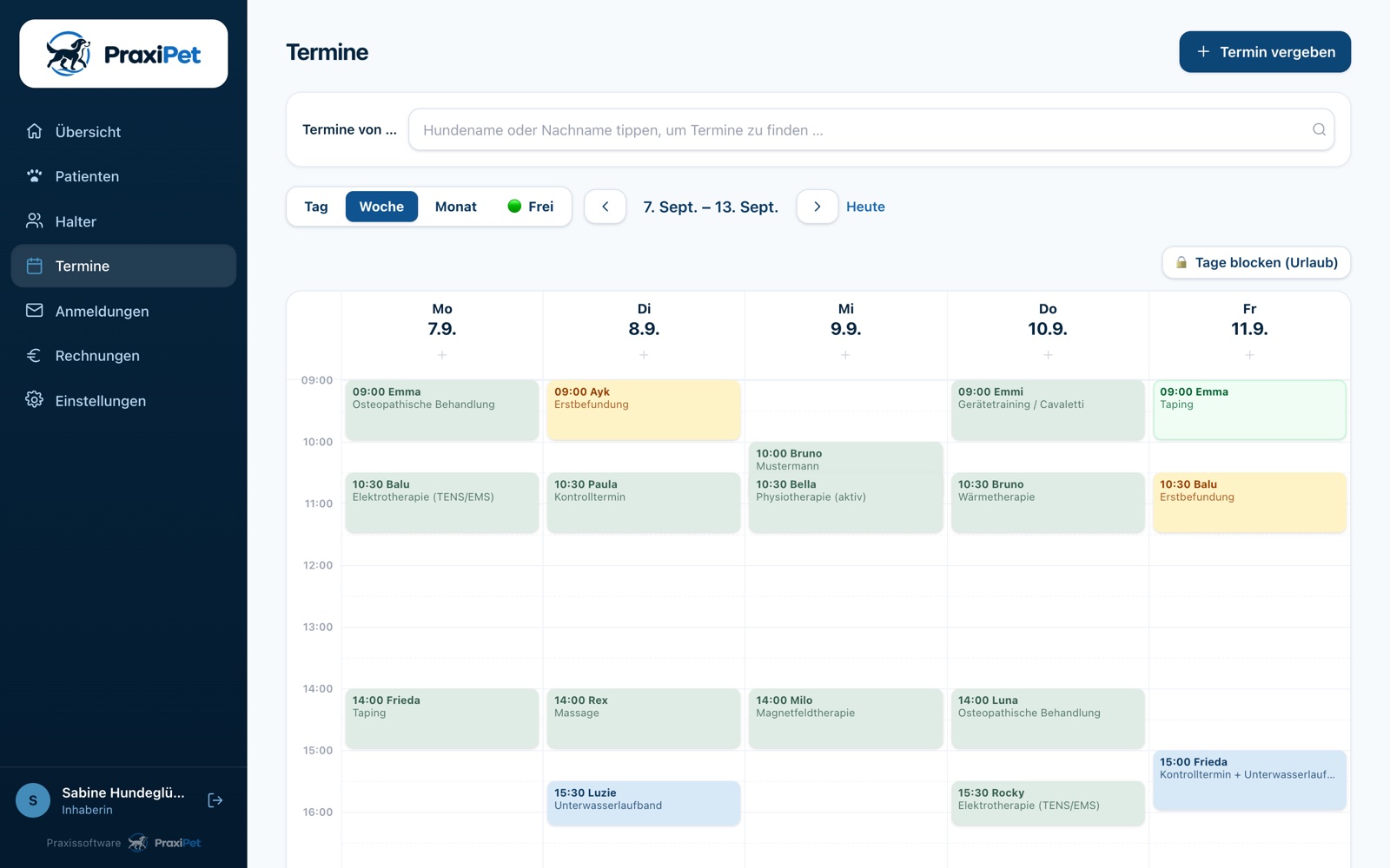 PraxiPet Terminkalender: Wochenansicht mit fünf Tagen nebeneinander und farbigen Terminblöcken